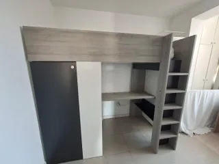 Cama litera con escritorio y estantería