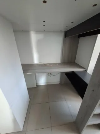 Cama litera con escritorio y estantería