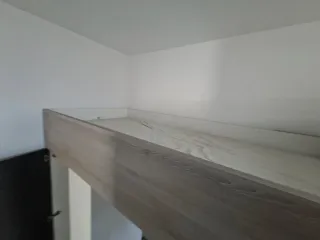 Cama litera con escritorio y estantería