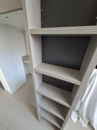 Cama litera con escritorio y estantería