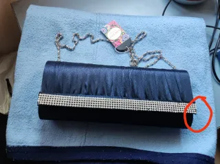 Bolso de fiesta azul marino con cadena