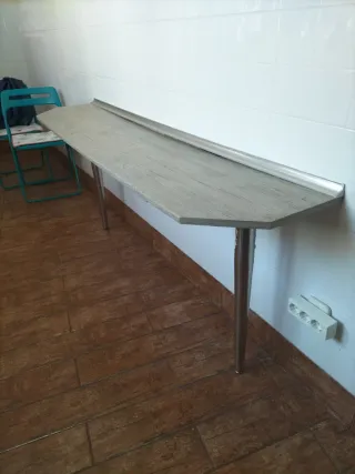 Mesa auxiliar imitación madera y metal