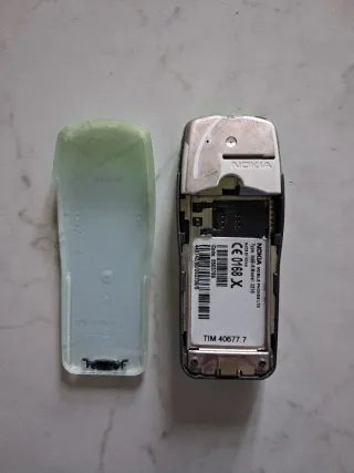 Vecchio cellulare Nokia con fantasia foglia .