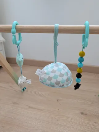 Gimnasio bebé madera con juguetes