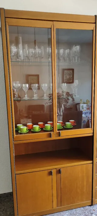Mueble de comedor madera y cristal
