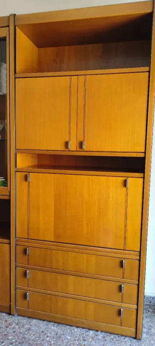 Mueble de comedor madera y cristal
