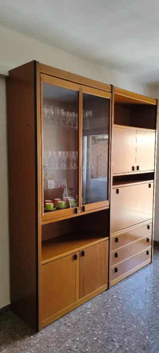 Mueble de comedor madera y cristal