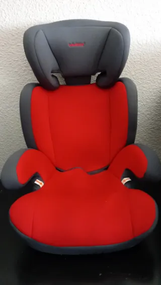 Silla de coche infantil roja y gris
