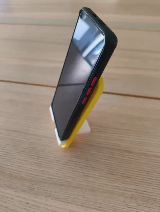 Soporte móvil amarillo árbol