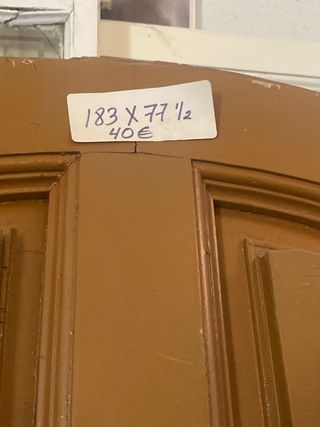 Ventana de madera con cristal tintado