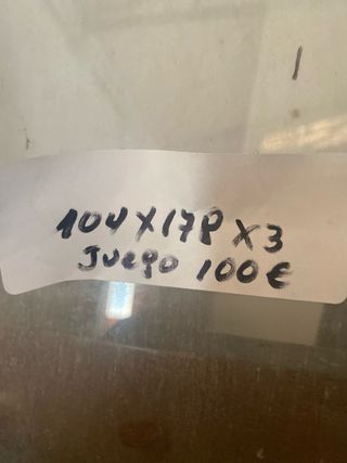 Ventana de madera con cristal tintado