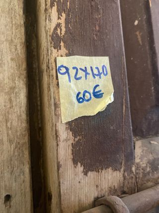 Ventana de madera con cristal tintado