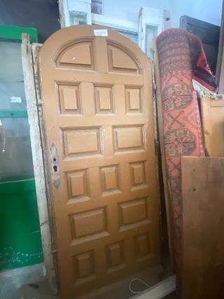 Ventana de madera con cristal tintado