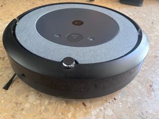 Robot aspirador Roomba con base de carga