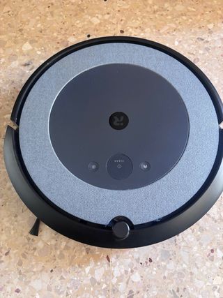 Robot aspirador Roomba con base de carga