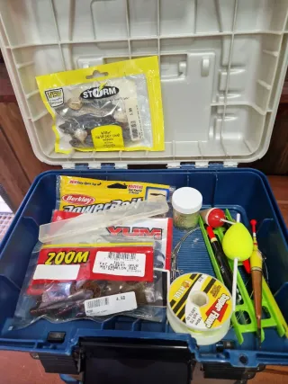 Caja de pesca Plano 4 estantes mas ustensilios pes