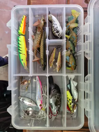 Caja de pesca Plano 4 estantes mas ustensilios pes