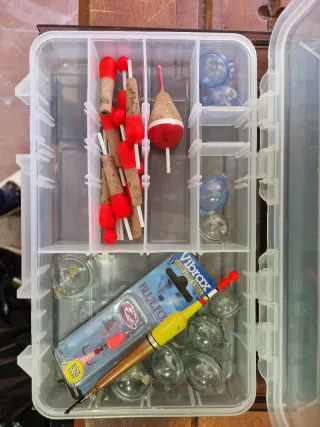 Caja de pesca Plano 4 estantes mas ustensilios pes