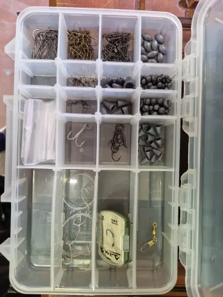 Caja de pesca Plano 4 estantes mas ustensilios pes