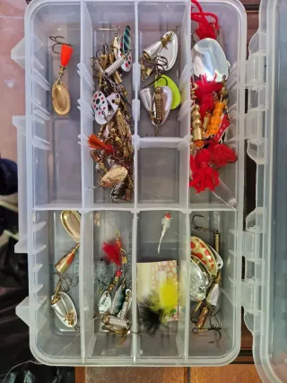 Caja de pesca Plano 4 estantes mas ustensilios pes