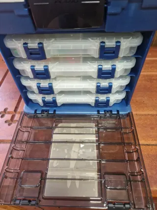 Caja de pesca Plano 4 estantes mas ustensilios pes
