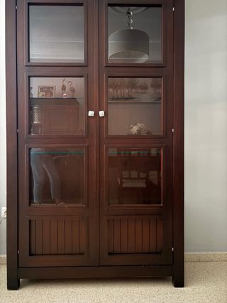 Vitrina de madera y cristal