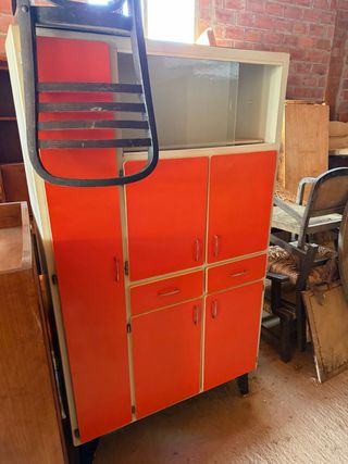 Mueble de cocina vintage naranja y beige
