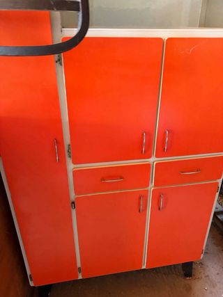 Mueble de cocina vintage naranja y beige