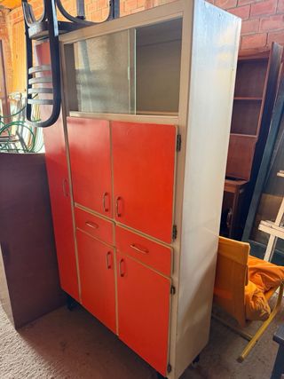 Mueble de cocina vintage naranja y beige