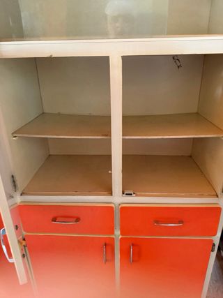 Mueble de cocina vintage naranja y beige