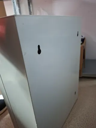 Botiquín metálico blanco. Le falta la cerradura.