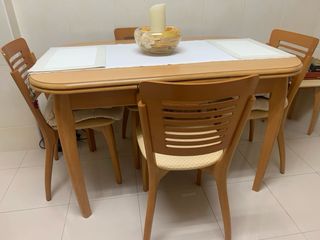 Juego de 4 o 6 sillas de comedor modernas.