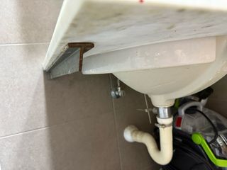 Lavabo de porcelana con encimera de mármol y grifo