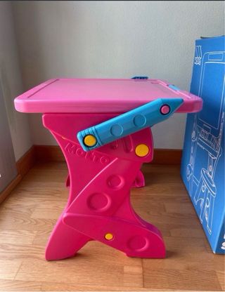 Pizarra-pupitre infantil con taburete