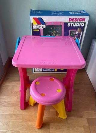 Pizarra-pupitre infantil con taburete
