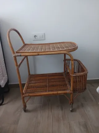 Carro auxiliar de mimbre y bambú