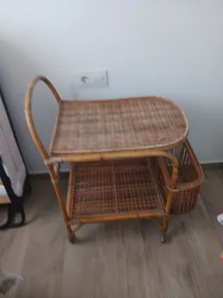 Carro auxiliar de mimbre y bambú