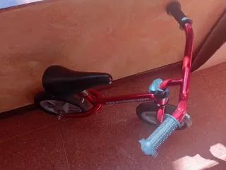 Bicicleta sin pedales roja. Marca Chicco