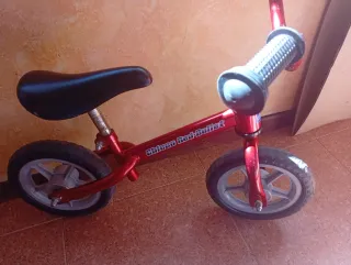Bicicleta sin pedales roja. Marca Chicco