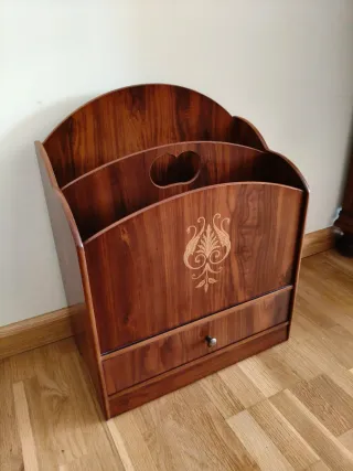 Revistero de madera antiguo