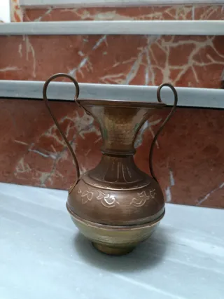 Ánfora o jarrón de metal con asas