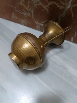 Ánfora o jarrón de metal con asas