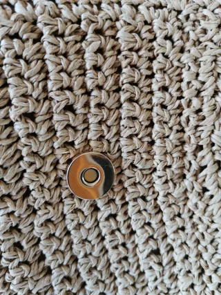 Bolso de mano tejido tipo rafia con cadena dorada