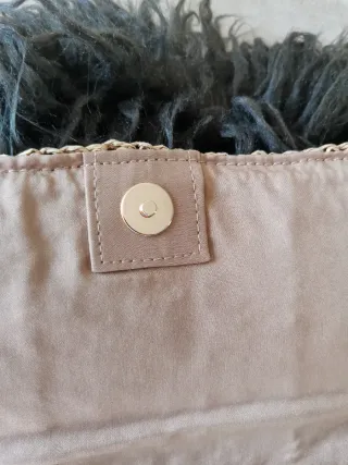 Bolso de mano tejido tipo rafia con cadena dorada