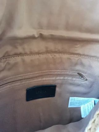 Bolso de mano tejido tipo rafia con cadena dorada