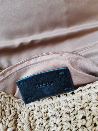 Bolso de mano tejido tipo rafia con cadena dorada