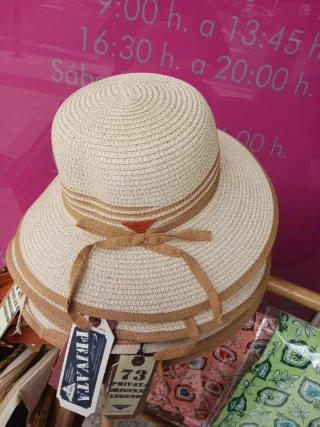 Sombrero de paja beige con cinta