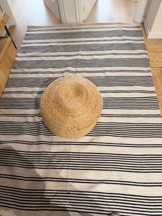 Alfombra grande beige y negra.