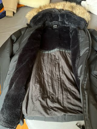 Abrigo Zara Talla L Negro con Capucha