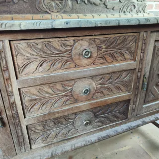 Mueble antiguo de madera tallada